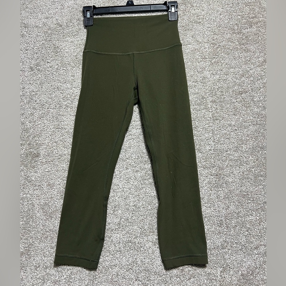 Lululemon Woman’s Green Cropped Athletic Leggings Size 4 *flaw